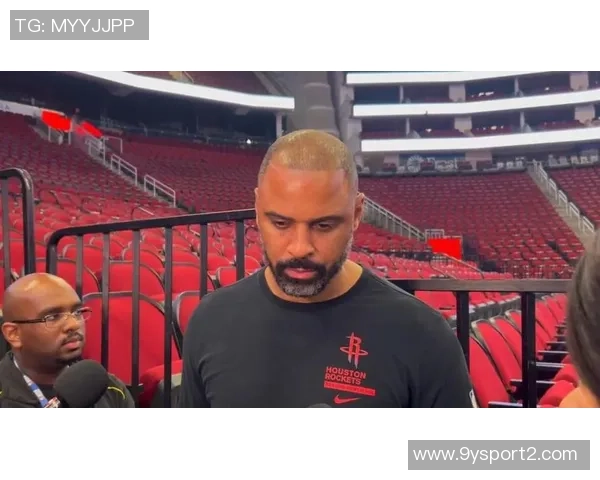 雷霆三分如虹狄龙替补席无奈神情引发网友热议 雷霆三分如虹狄龙替补席无奈神情引发网友热议