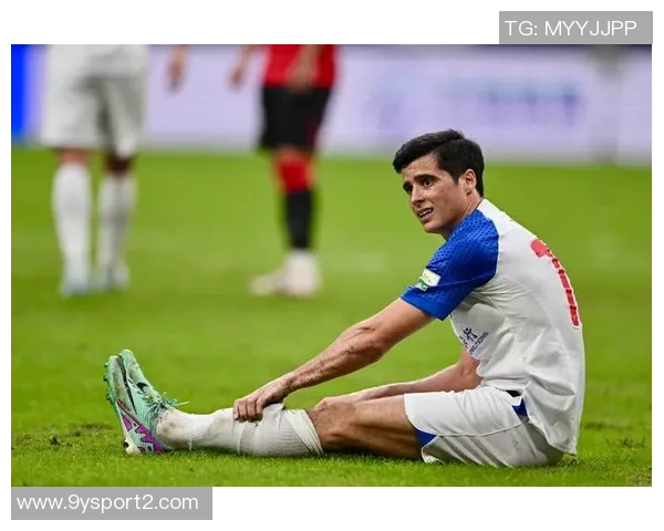 申花主帅斯卢茨基现场观战德约科维奇比赛享受偷闲时光