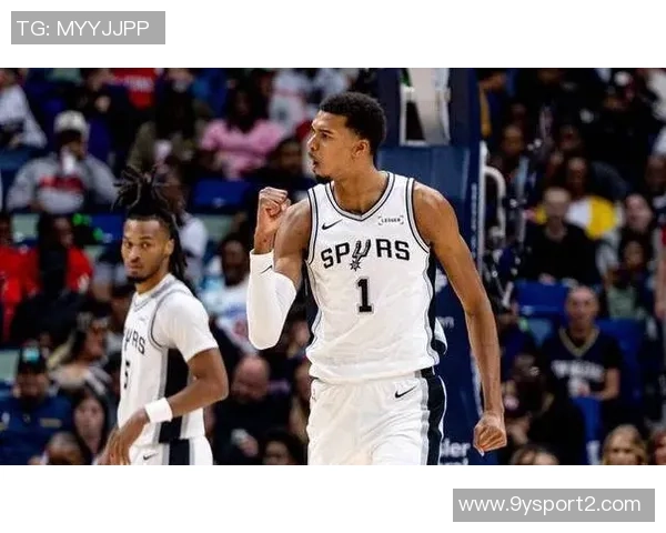 福克斯半场表现出色10投4中三分2中4贡献12分5助助力球队争胜